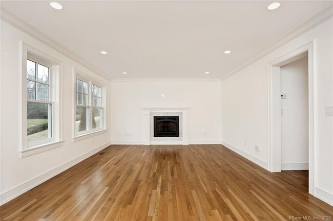 50 Oak St in New Canaan, CT - Building Photo - Building Photo