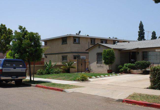 122 Jefferson Ave in Chula Vista, CA - Foto de edificio - Building Photo