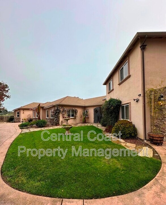 10233 Reese Cir in Salinas, CA - Building Photo