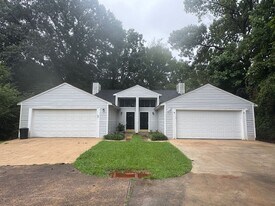 106-110 Northwoods Dr in Lagrange, GA - Building Photo