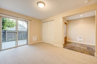 15 W Dravus St in Seattle, WA - Building Photo - Building Photo