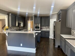 2745 Lenox Rd NE in Atlanta, GA - Building Photo - Building Photo