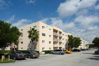 Vizcaya Villas Apartments in Miami, FL - Building Photo - Building Photo