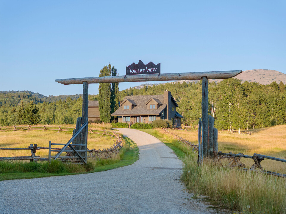 1590 Bustle Creek Rd in Moose, WY - Building Photo