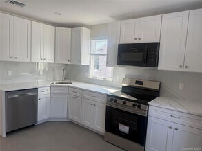 261 Wilson Ave, Unit 2nd Floor in Westbury, NY - Building Photo - Building Photo