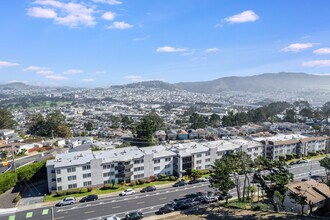 Eastmoor Apartments in Daly City, CA - Foto de edificio - Building Photo