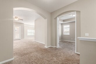 560 Redwood Ln in Lewis Center, OH - Building Photo - Building Photo