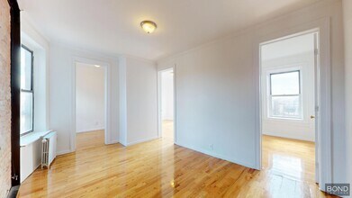 387 S 4th St in Brooklyn, NY - Foto de edificio - Building Photo