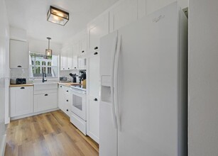 161 NE 10th Ave in Hallandale Beach, FL - Building Photo - Building Photo