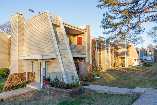 Woodcrest Hills Condominiums in Tulsa, OK - Building Photo - Building Photo