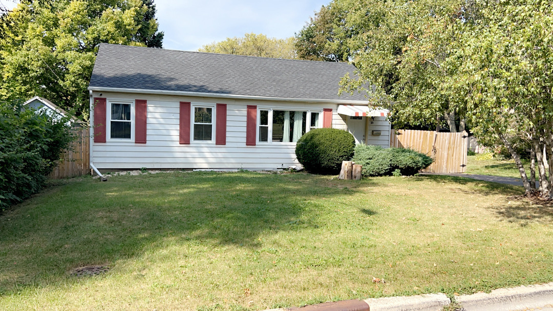 16 N Adams St in North Aurora, IL - Building Photo