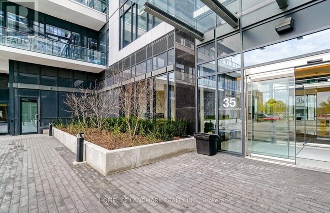 35 Watergarden Dr in Mississauga, ON - Building Photo - Building Photo