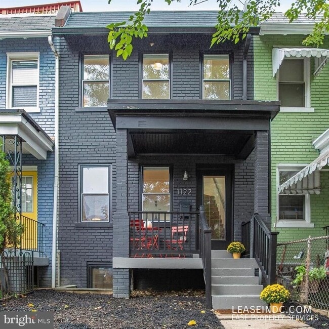 property at 1122 Abbey Pl NE