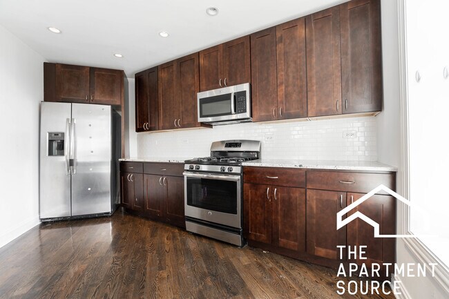 2450 N Milwaukee Ave, Unit 2 in Chicago, IL - Building Photo - Building Photo