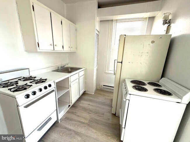 2013 E Stella St in Philadelphia, PA - Building Photo - Building Photo