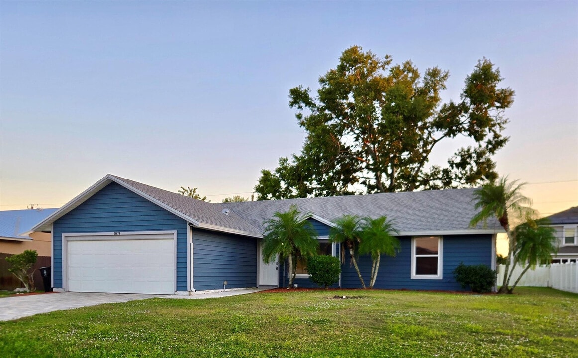 1074 SW Jennifer Terrace in Port St. Lucie, FL - Building Photo