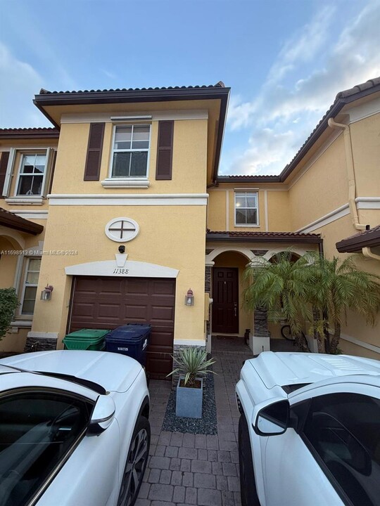 11388 NW 87th Ln in Medley, FL - Foto de edificio