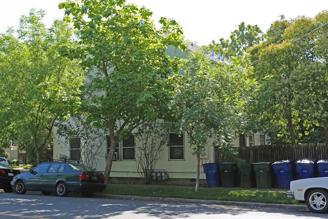 2500 S St in Sacramento, CA - Foto de edificio - Building Photo