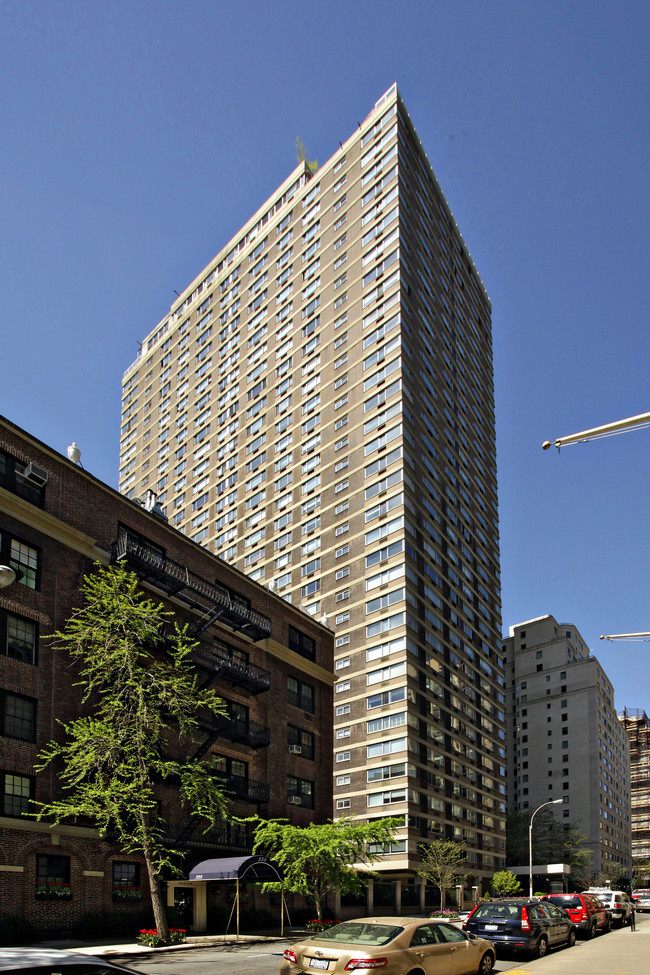 211 East 70th Street in New York, NY - Foto de edificio - Building Photo