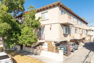 4904 Laurel Canyon Blvd in Valley Village, CA - Foto de edificio - Building Photo