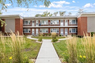 WHEATON COURT, LLC in Wheaton, IL - Building Photo - Interior Photo