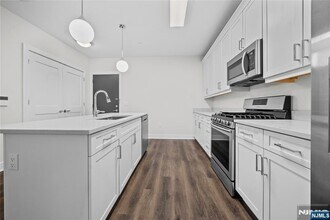 313 Woodland Pl in Leonia, NJ - Foto de edificio - Building Photo