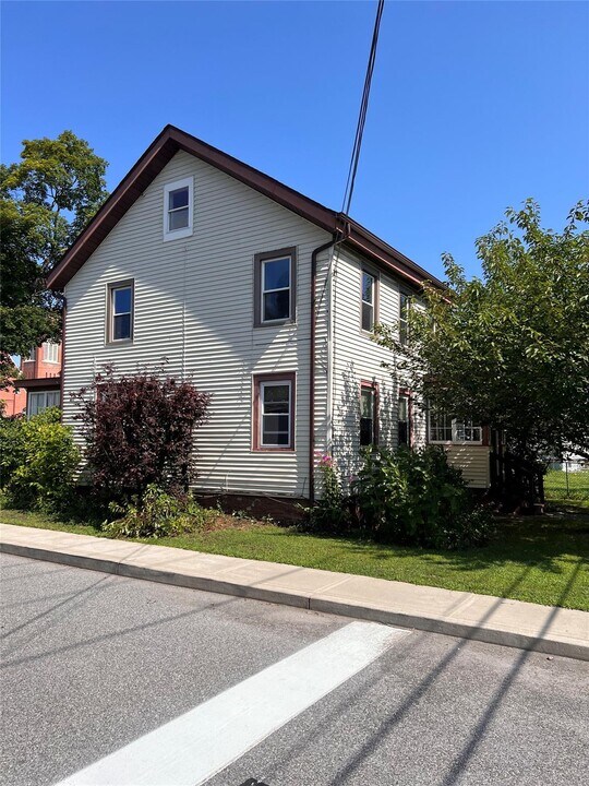 2743 W Main St in Wappingers Falls, NY - Building Photo
