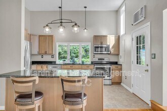 606A Springs Rd in Bedford, MA - Building Photo - Building Photo