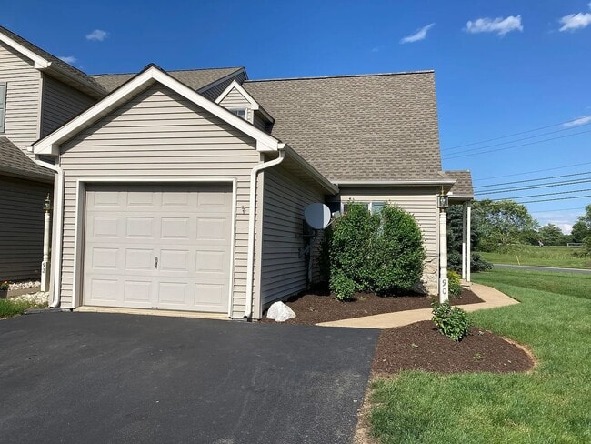 90 Pebble Creek Dr in Lititz, PA - Building Photo - Building Photo