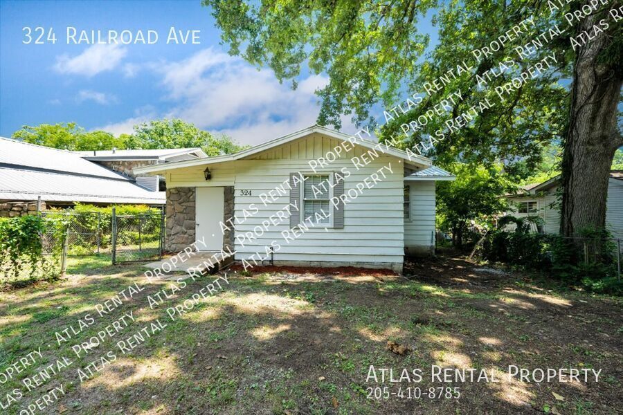 324 Railroad Ave in Adamsville, AL - Building Photo