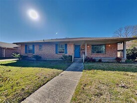 13630 Willow Bend Rd in Dallas, TX - Building Photo