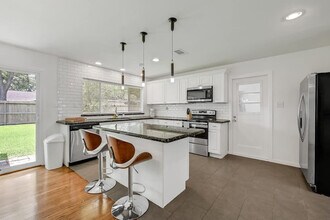 5415 Carew St, Unit SI ID1514813P in Houston, TX - Foto de edificio - Building Photo