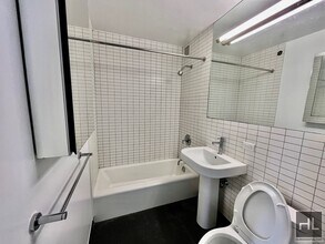 East 39th Street in New York, NY - Foto de edificio - Building Photo