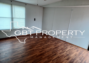 509 Maple St in Jourdanton, TX - Building Photo - Building Photo