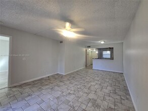 10600 NW 10th St in Pembroke Pines, FL - Building Photo - Building Photo