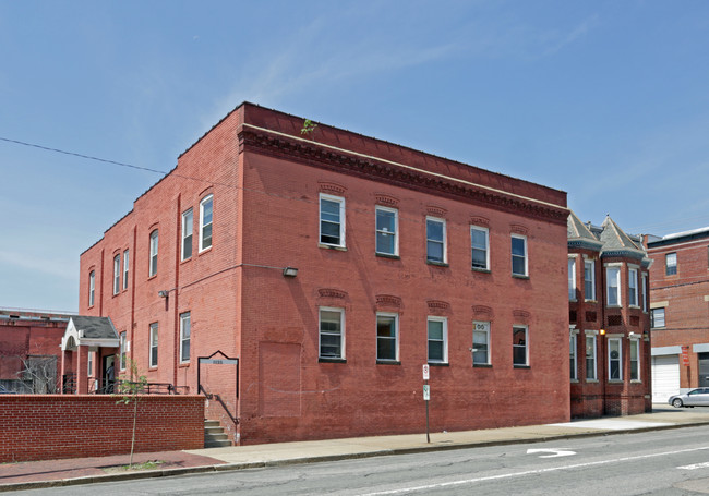 New Clay House in Richmond, VA - Foto de edificio - Building Photo