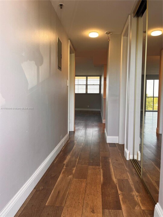 3100 W Rolling Hills Cir, Unit 403 in Davie, FL - Building Photo