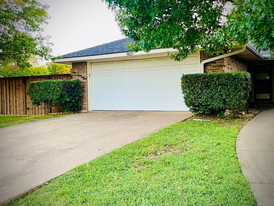 1925 Spindletop Dr in Duncanville, TX - Building Photo
