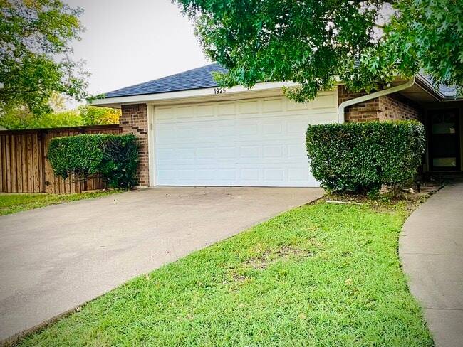 1925 Spindletop Dr
