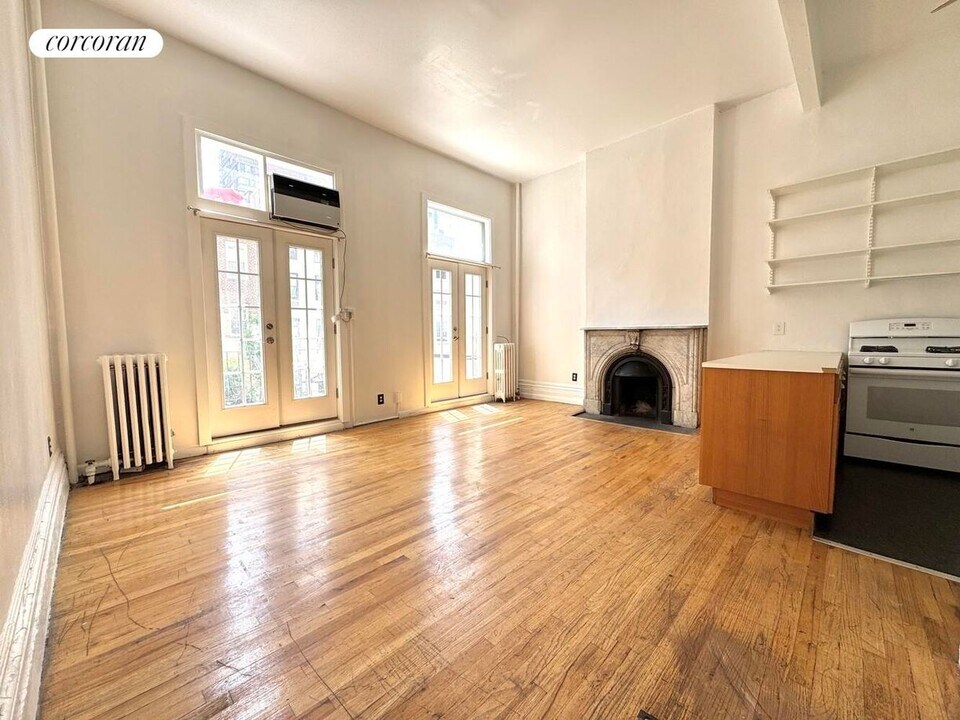 354 W 30th St in New York, NY - Building Photo