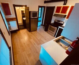 39 Pearl St in Groton, CT - Building Photo - Building Photo