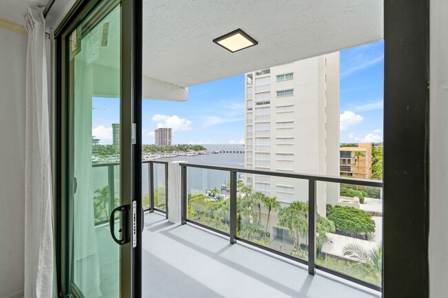 1600 S Bayshore Ln in Miami, FL - Foto de edificio - Building Photo