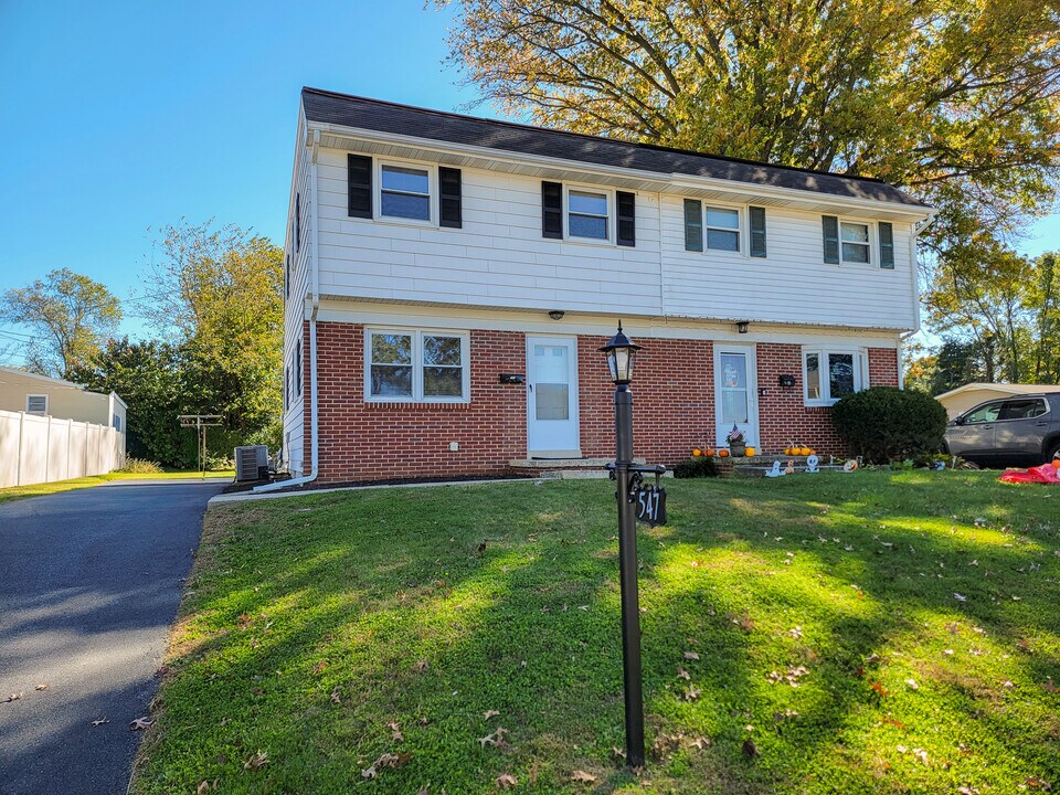 547 W Marion St in Lititz, PA - Building Photo