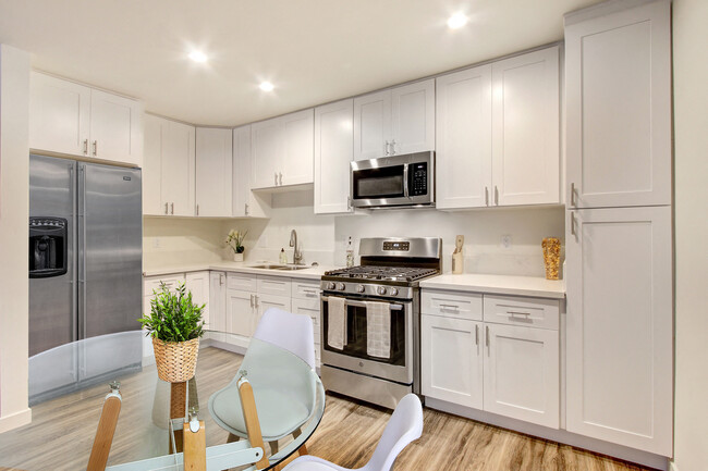 De Soto Valley Apartments in Canoga Park, CA - Building Photo - Building Photo