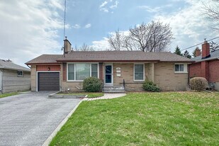 447 Cunningham Ave in Oshawa, ON - Building Photo