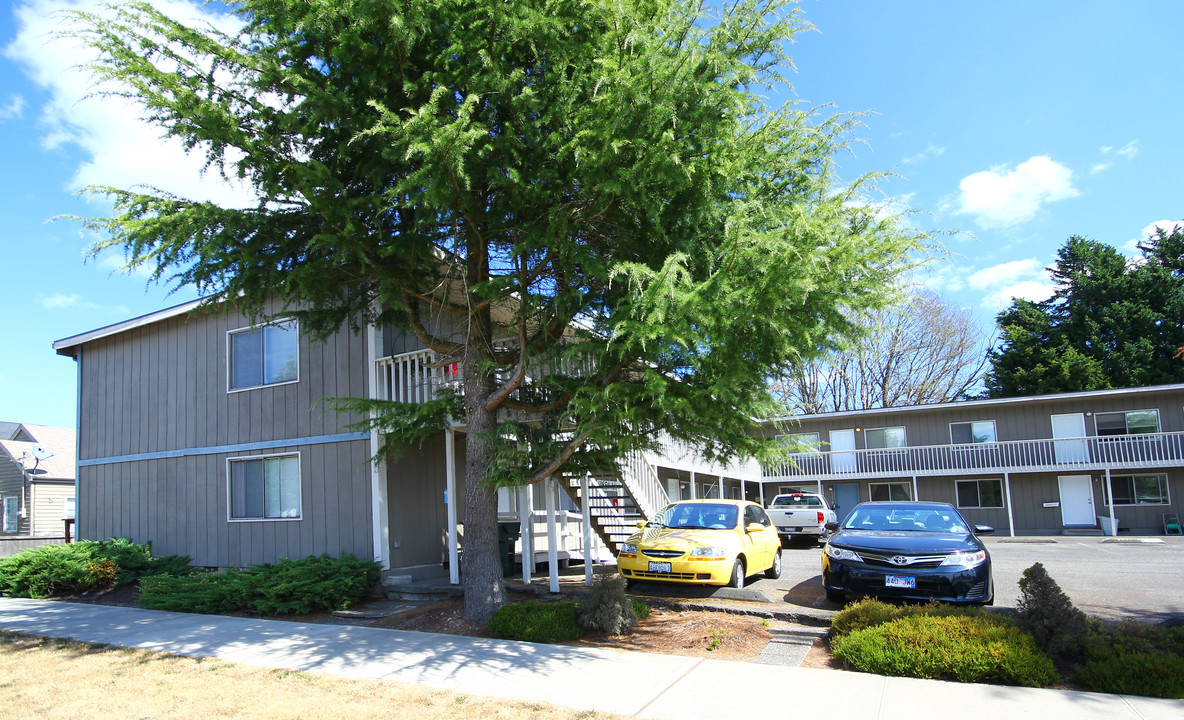 698 5th Ave W in Tenino, WA - Building Photo