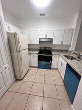 7040 NW 177th St in Hialeah, FL - Foto de edificio - Building Photo