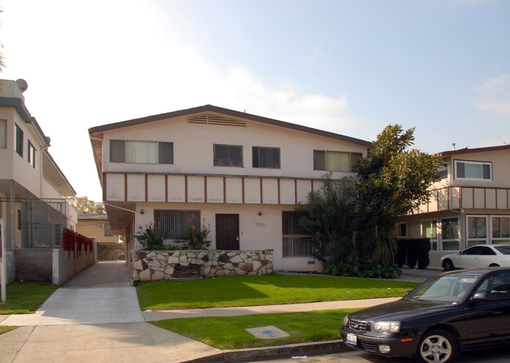 8526 Saturn St in Los Angeles, CA - Building Photo