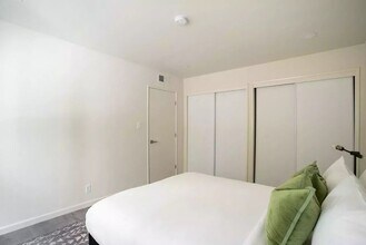 570 Boden Way in Oakland, CA - Foto de edificio - Interior Photo