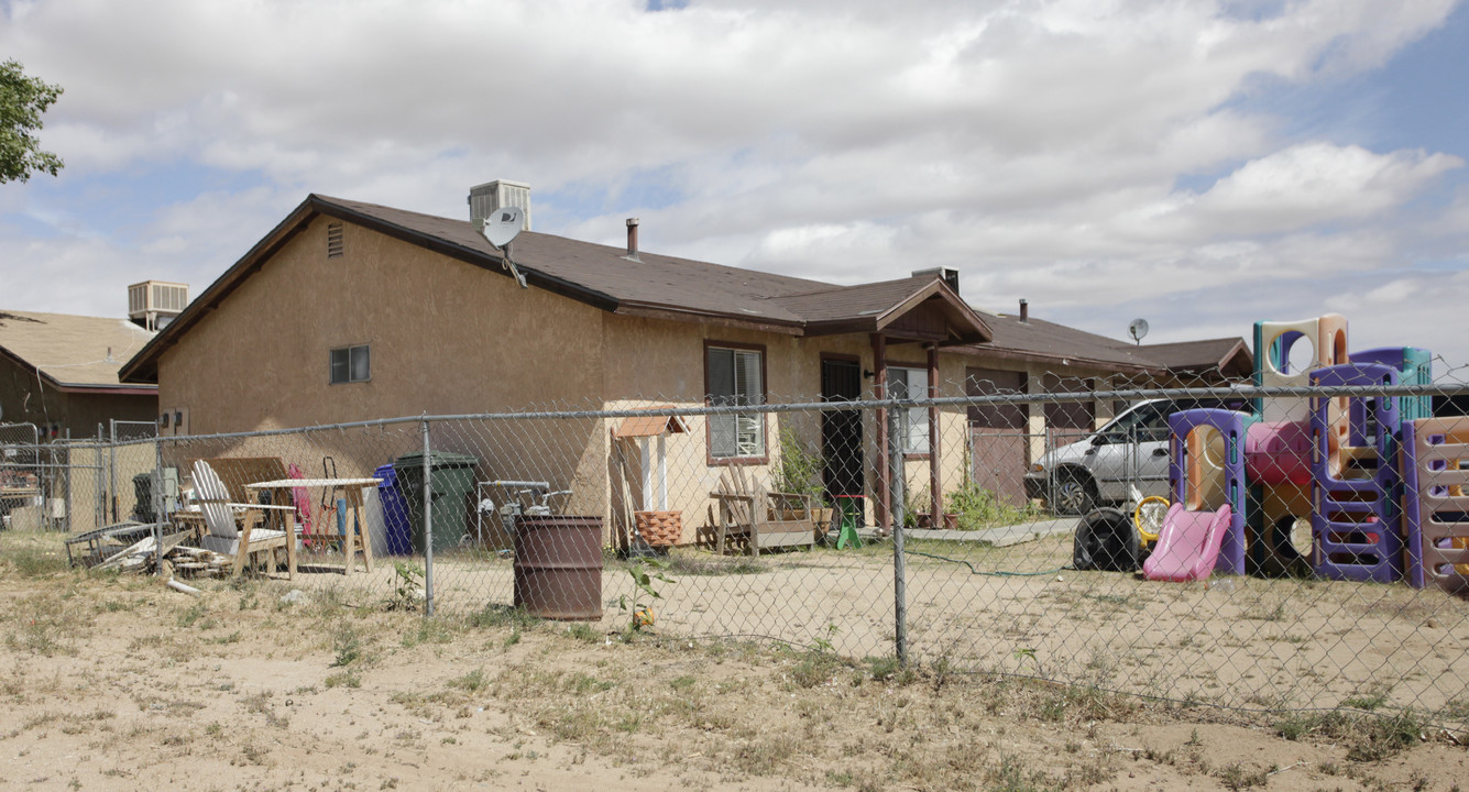 16506 Lilac Rd in Adelanto, CA - Building Photo